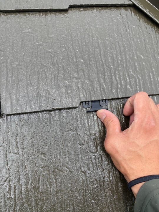 屋根塗装：タスペーサー取付け