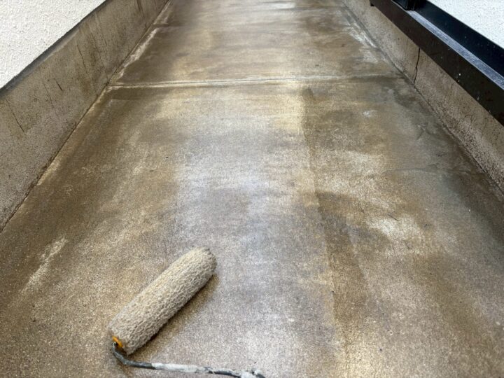 ベランダ防水:プライマー塗布