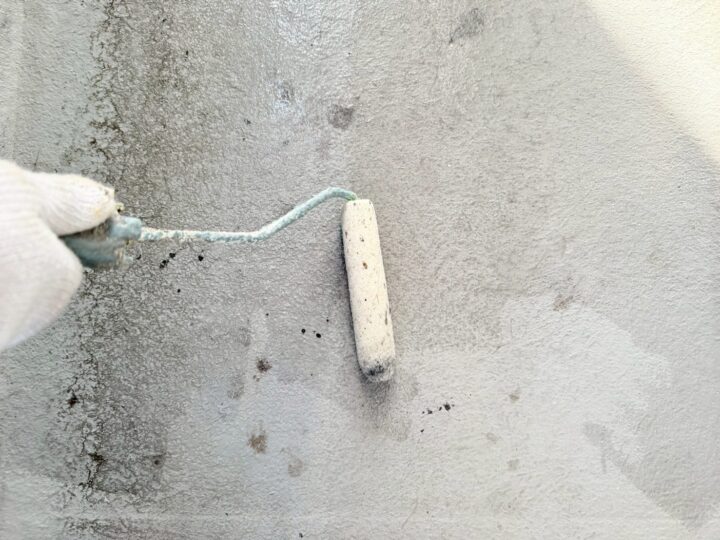 ベランダ防水:プライマー塗布