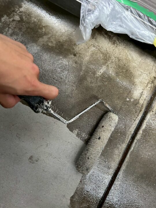 ベランダ防水:プライマー塗布