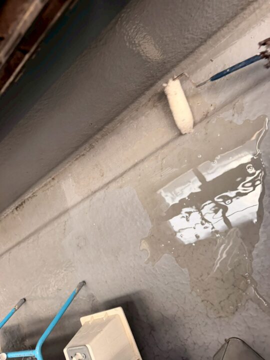 ベランダ防水:プライマー塗布